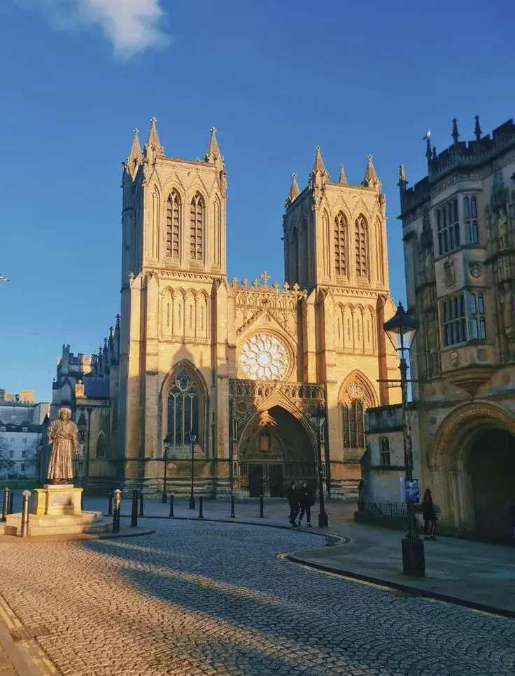 Bristol blends rich history, family-friendly neighborhoods, and vibrant community life in every season.